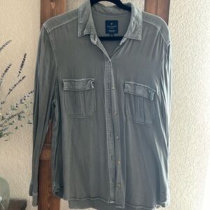 American Eagle Long sleeve pocketed button down